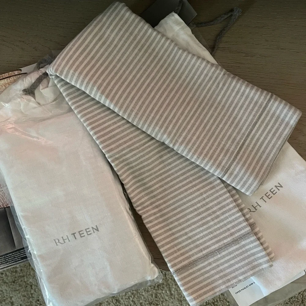 RH TEEN HEIRLOOM STRP GREY EURO SHAM